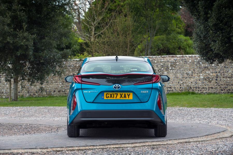  Toyota Prius Plug-in Hybrid 2017 года  (UK) (фото 17 из 28)